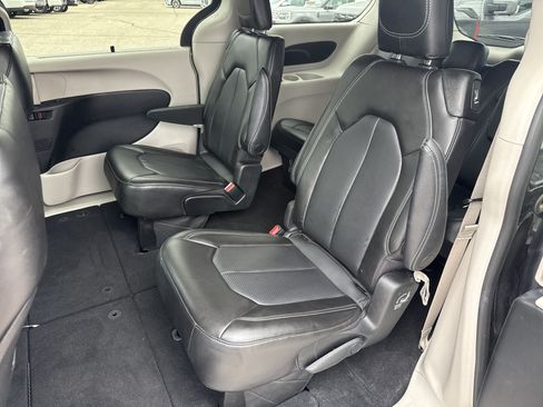 Used 2023 Chrysler Pacifica Touring-L FWD image 11