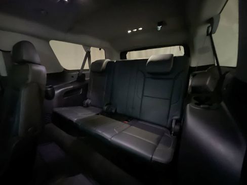 Used 2018 Chevrolet Suburban LT image 24