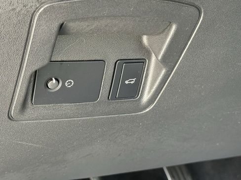 Used 2023 Land Rover Range Rover Velar R-Dynamic S image 18