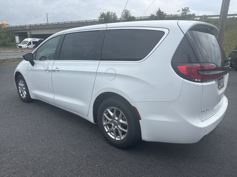 Used 2024 Chrysler Pacifica Touring-L FWD image 5