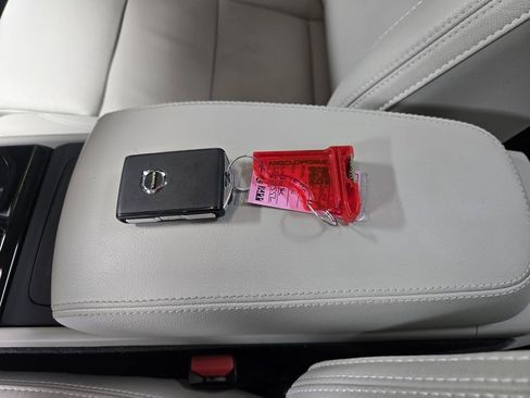 Used 2024 Volvo XC40 B5 Plus image 30