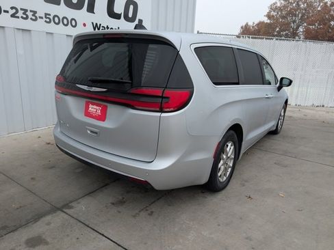 Used 2024 Chrysler Pacifica Touring-L image 23