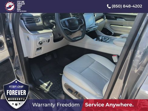 Used 2024 Jeep Wagoneer Series III w/ Premium Group I AWD/4WD image 10