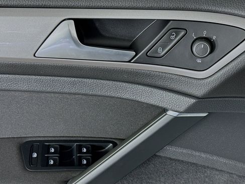 Used 2016 Volkswagen e-Golf SE w/ DC Fast Charging Package image 21