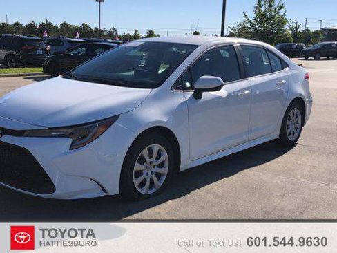 Certified 2022 Toyota Corolla LE image 1