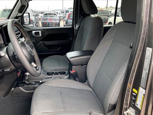 Used 2024 Jeep Gladiator Sport image 18