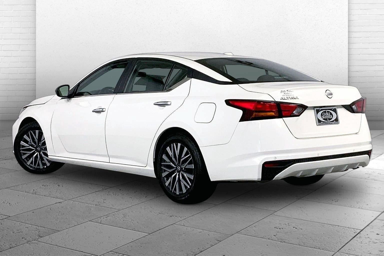 Used 2025 Nissan Altima 2.5 SV FWD image 11