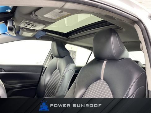 Used 2018 Toyota Camry SE w/ Moonroof Package FWD image 2