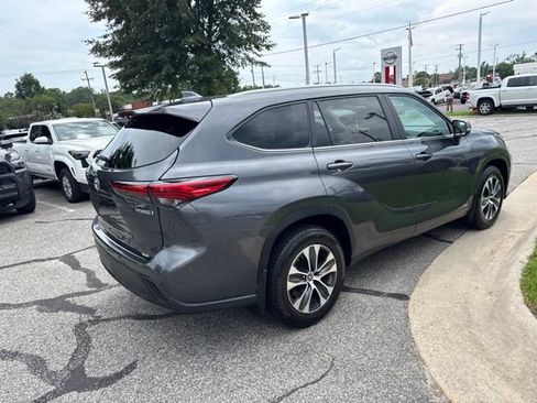 Used 2023 Toyota Highlander XLE AWD/4WD image 7