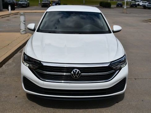 Used 2024 Volkswagen Jetta SE image 8