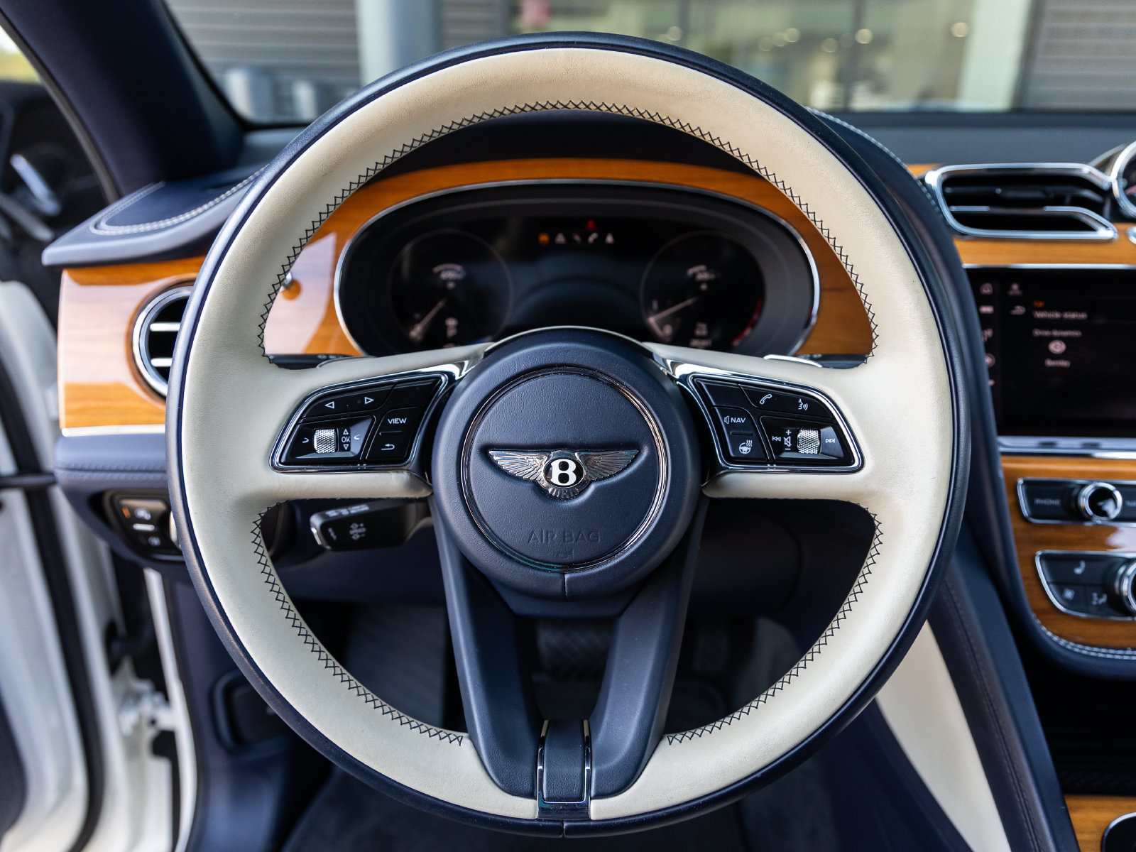 Used 2021 Bentley Bentayga AWD/4WD image 30