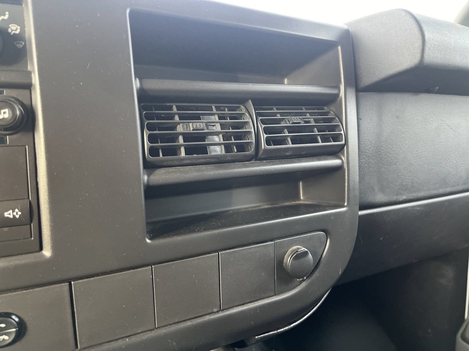 Used 2013 Chevrolet Express 2500 RWD image 17