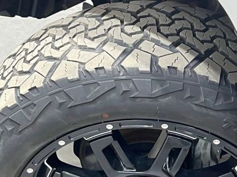 Used 2019 Toyota Tacoma SR w/ SR Convenience Package image 28