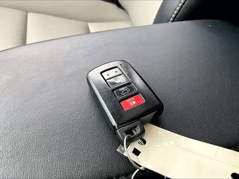 Used 2017 Toyota RAV4 Limited image 13