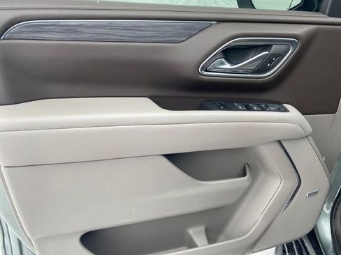 Used 2024 GMC Yukon SLT w/ SLT Luxury Package image 18