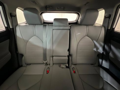 Used 2021 Toyota Highlander XLE AWD/4WD image 26