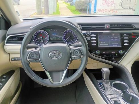 Used 2018 Toyota Camry XLE image 29