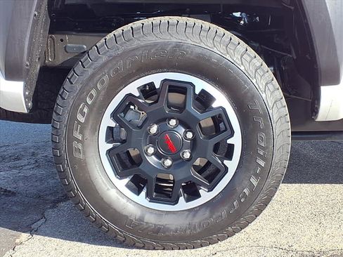 Certified 2025 Toyota Tacoma TRD Off-Road image 7