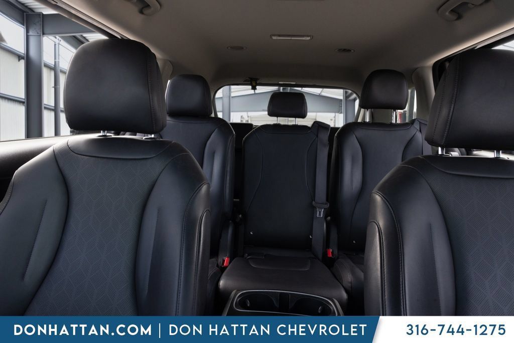 Used 2025 Kia Carnival FWD image 18