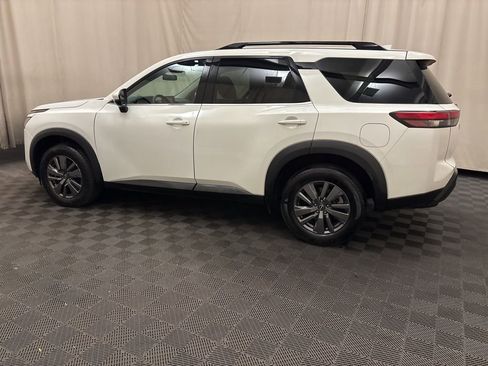 Used 2025 Nissan Pathfinder SV image 8