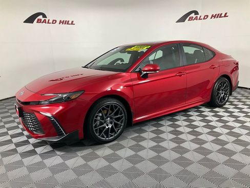 Used 2025 Toyota Camry SE image 3