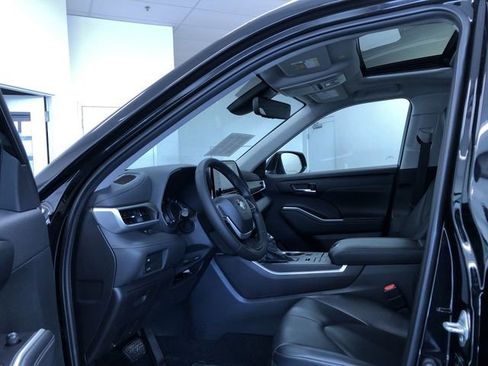 Used 2022 Toyota Highlander XLE image 11