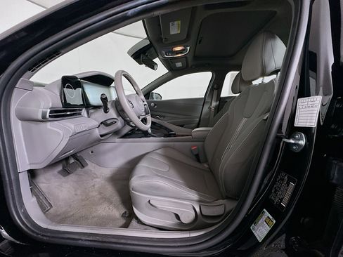 Used 2025 Hyundai Elantra SEL FWD image 13