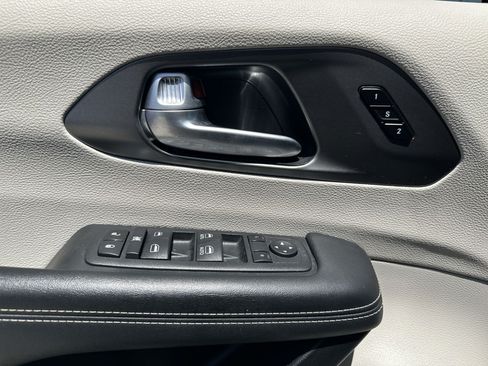 Certified 2024 Chrysler Pacifica Touring-L FWD image 21