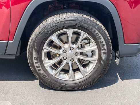 Used 2019 Jeep Cherokee Latitude Plus w/ Cold Weather Group AWD/4WD image 9