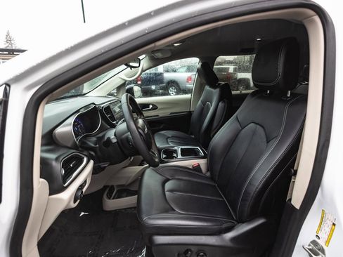 Used 2024 Chrysler Pacifica Touring-L image 24