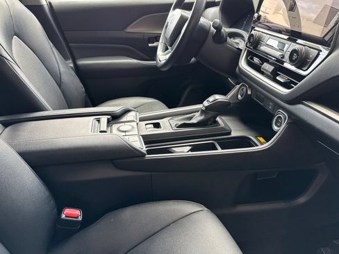 Certified 2025 Toyota Grand Highlander FWD image 21