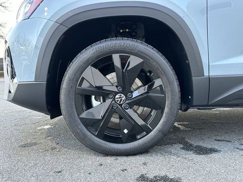 Certified 2025 Volkswagen Taos SE image 11