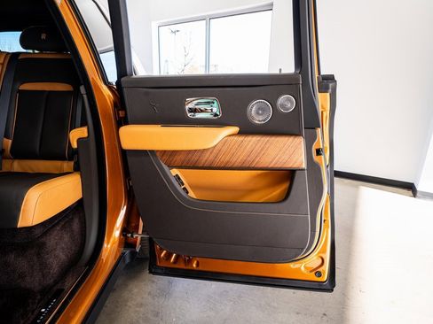 Used 2023 Rolls-Royce Cullinan w/ Cullinan Package image 58