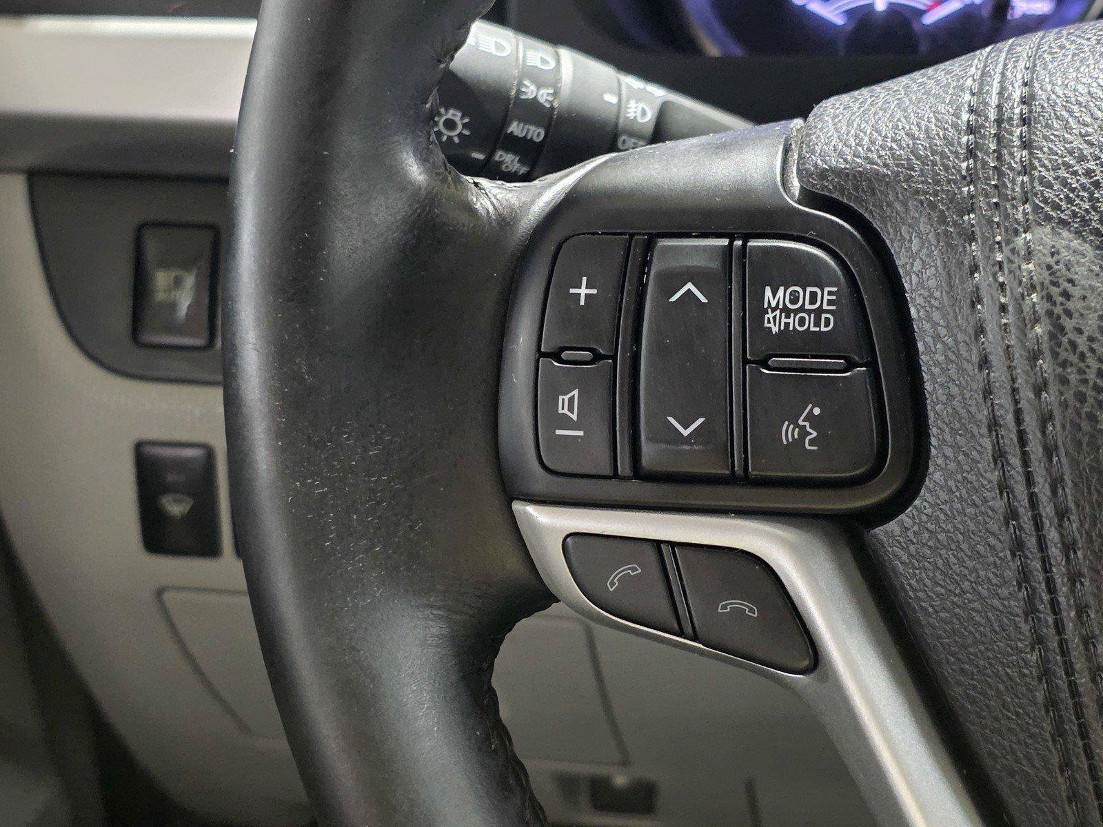 Used 2017 Toyota Highlander Plus FWD image 31