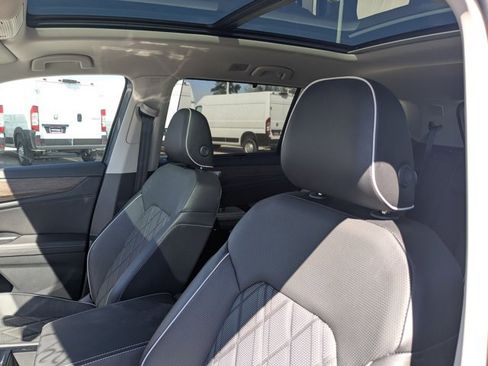 Used 2024 Volkswagen Atlas SEL Premium R-Line image 15