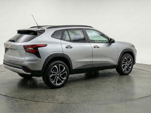 Used 2025 Chevrolet Trax LT w/ LT Convenience Package image 9