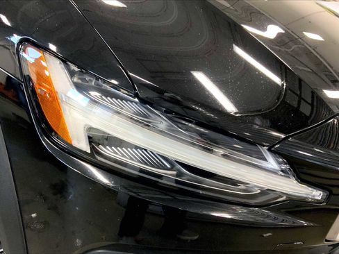 Used 2021 Volvo V60 T5 Cross Country image 24