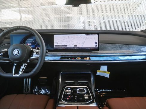 Used 2025 BMW i7 M70 w/ Executive Package AWD/4WD image 9
