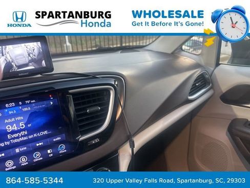 Used 2017 Chrysler Pacifica Touring image 8
