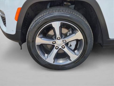 Used 2023 Jeep Grand Cherokee Limited w/ Luxury Tech Group II AWD/4WD image 9