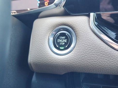 Used 2024 GMC Canyon Denali image 8