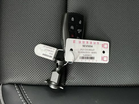 New 2025 Chevrolet Silverado EV LT image 36