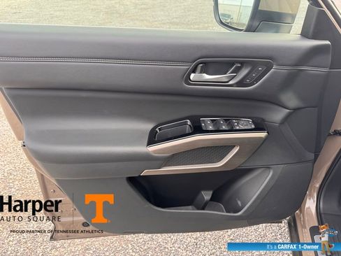 Used 2024 Nissan Pathfinder Platinum image 19