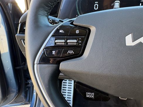Used 2023 Kia Niro SX Touring image 16
