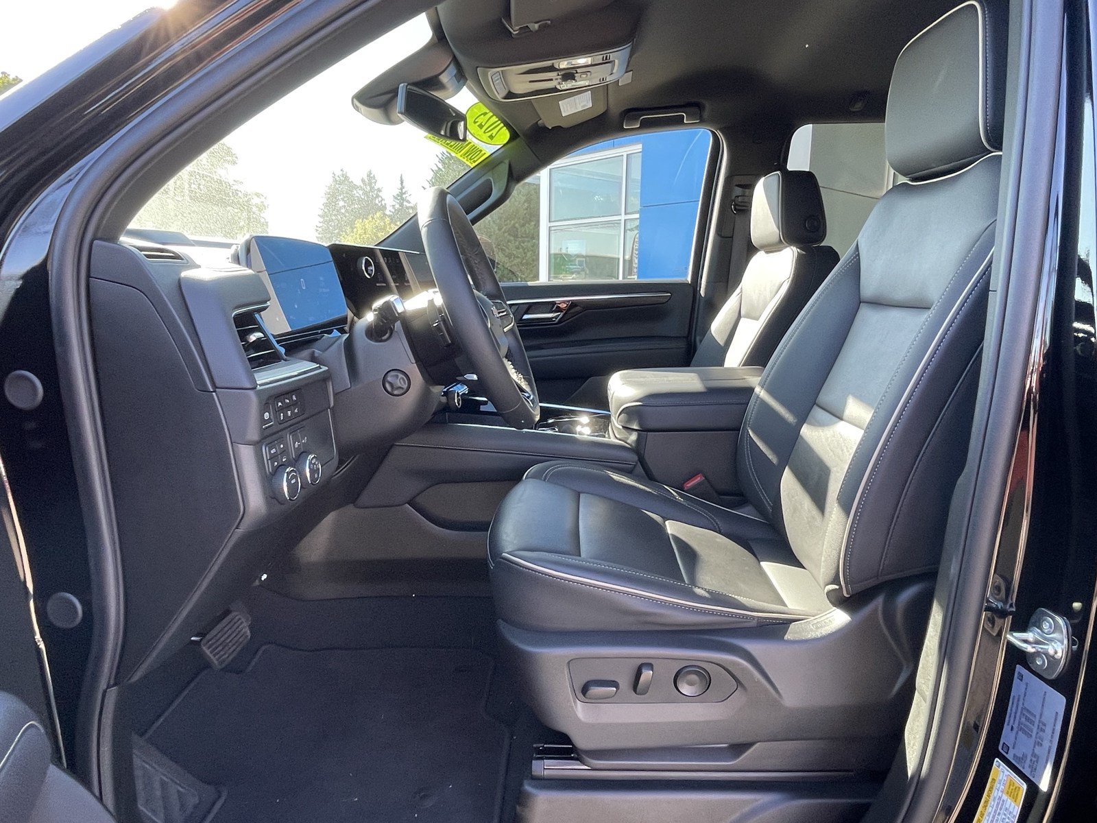 Used 2025 Chevrolet Suburban Premier AWD/4WD image 11