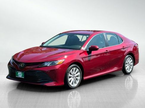Used 2019 Toyota Camry LE image 3