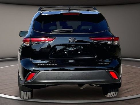 Used 2022 Toyota Highlander XLE AWD/4WD image 4