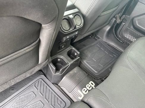 Used 2018 Jeep Wrangler Unlimited Sahara AWD/4WD image 30