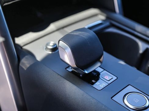 New 2025 Land Rover Discovery Dynamic SE image 19