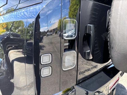 Used 2026 Land Rover Defender 110 X-Dynamic SE AWD/4WD image 32